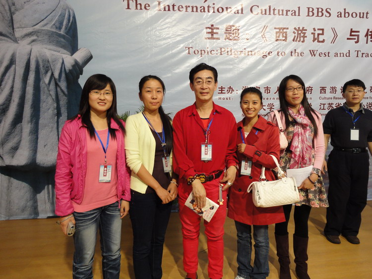 澳门六合彩官网
研究生与六小龄童合影