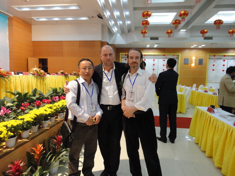 饶道庆老师与外国专家合影